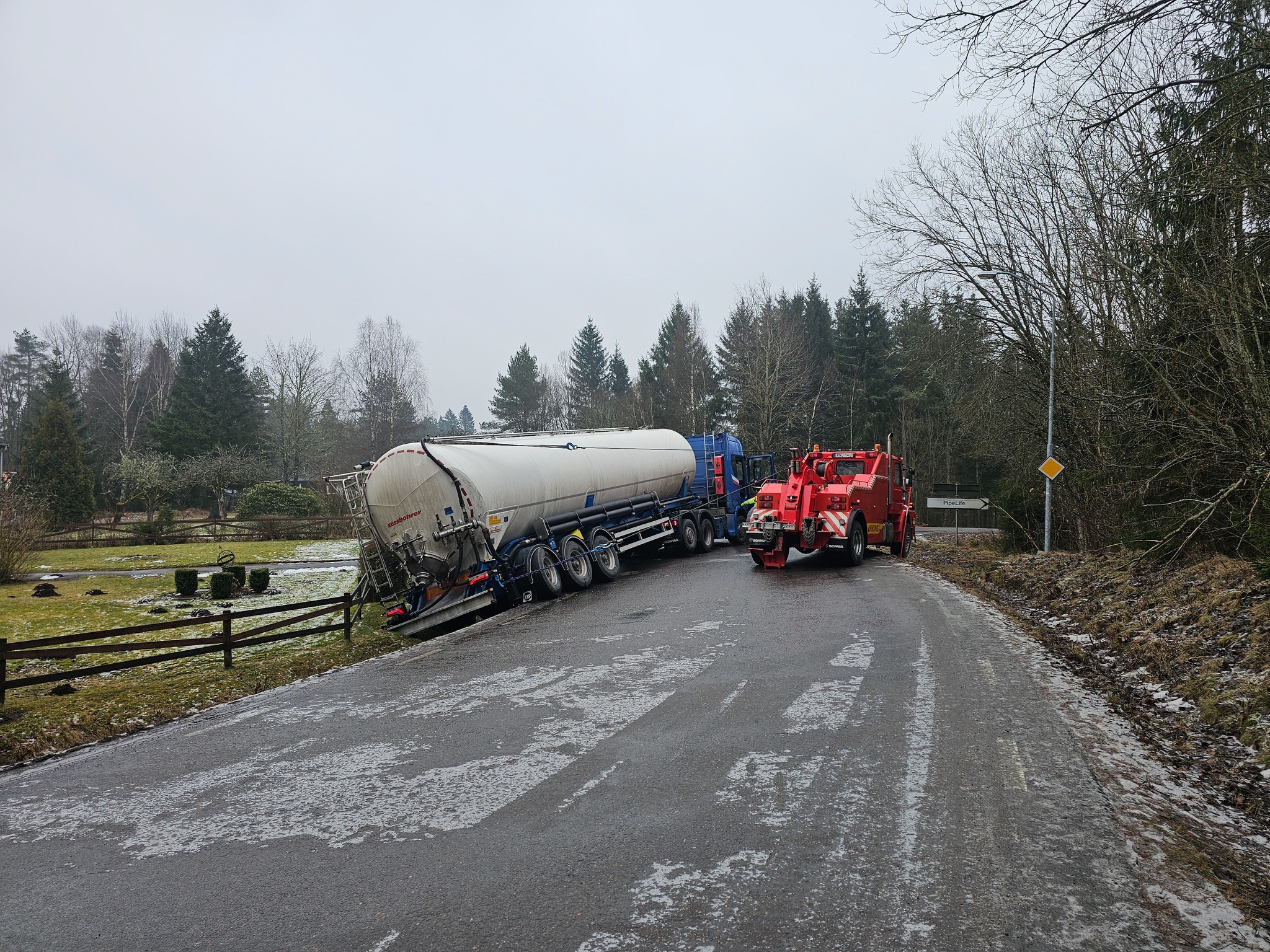 Bärgning av tanker som hamnat i diket